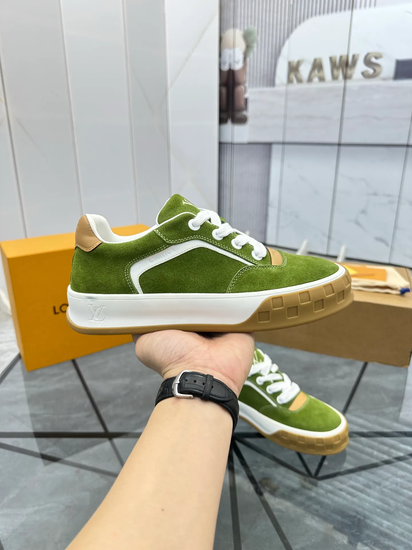 Men's shoes for sale 💰: 💰P660¥ Top quality Comes with airplane case Product trademark: LV* "Louis Vuitton*" low-top casual shoes Regular size: 35-44 (can be customized to 45) Couple style Product materials: imported nubuck leather upper, sheepskin lining, original outsole. Number: 819